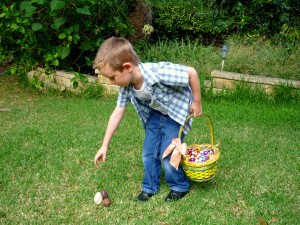 easter-eggs-hunting-chasse-aux-oeufs-15-c2a9-french-moments-300x225